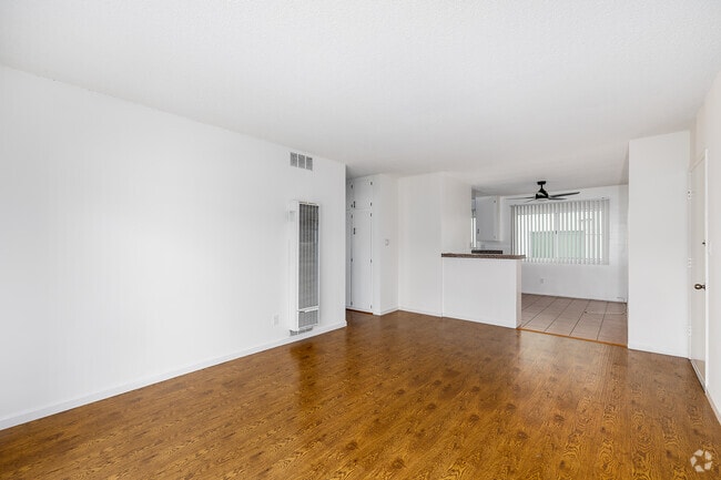1BR, 1BA - 700SF - Living Room - 5640 Fair Ave