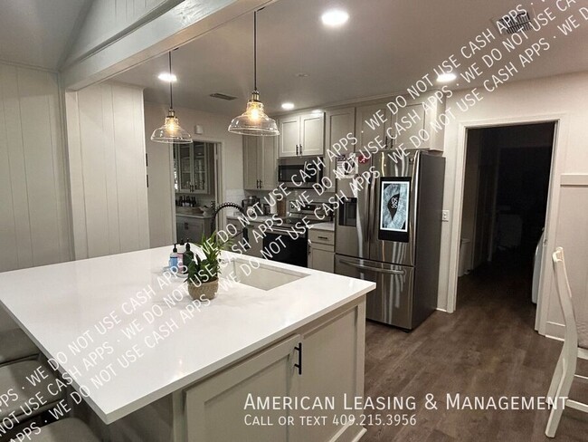 Building Photo - 1503 Robinhood Ln