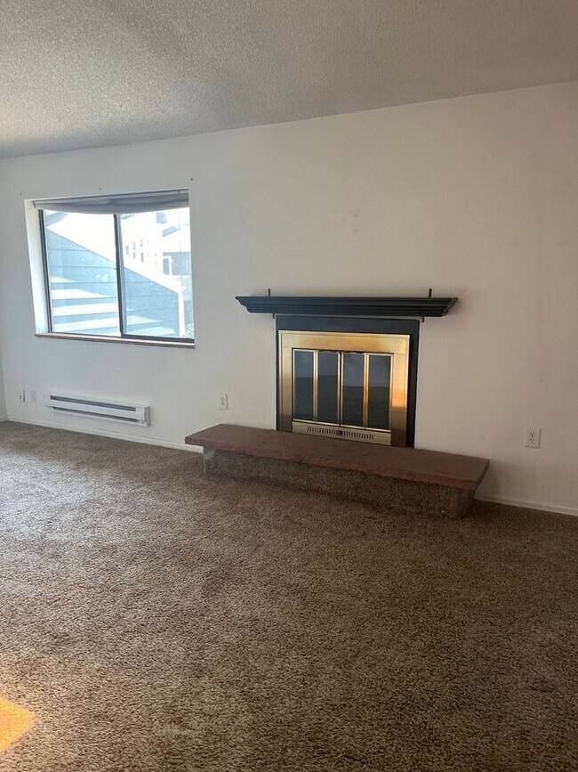Foto del edificio - 4 Bed 2.5 Bath Boulder Townhome - Available August 10th