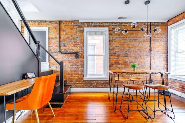 Building Photo - 96 Brickel St