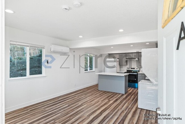 Building Photo - Unit A