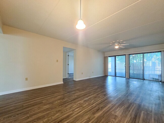 Building Photo - Spacious 2/1.5 in Somerset Village