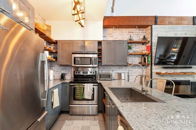 Photo du bâtiment - Stunning 2 Bed | 2 Bath Industrial-Chic Lo...