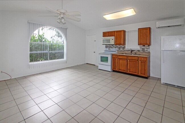 Foto del edificio - Nokomis Annual Duplex for Rent