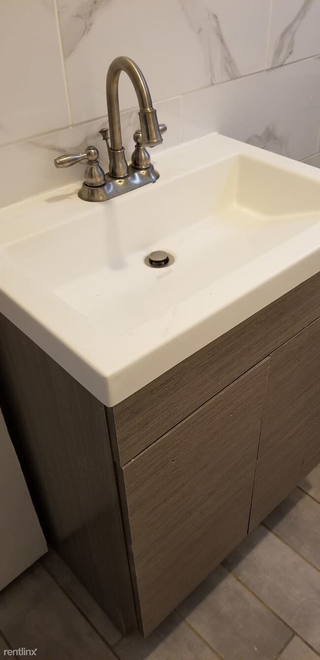 Foto del edificio - 5 br, 2 bath  - 64 N 6th St Apt 1
