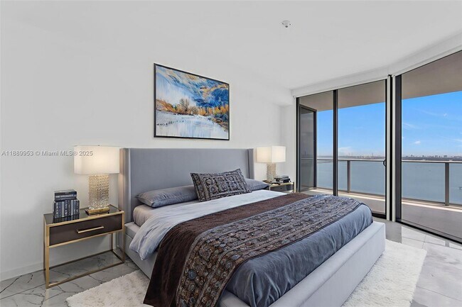 Foto del edificio - 700 NE 24th St