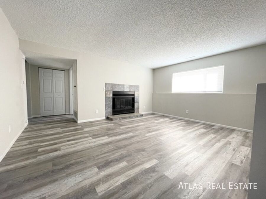 Foto principal - Renovated 2 Bed 1 Bath with Washer/Dryer &...