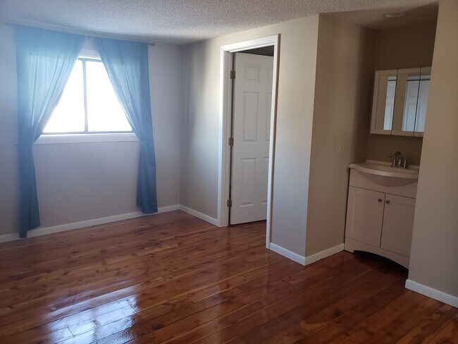 Foto del edificio - Large 5 Bedroom Home!