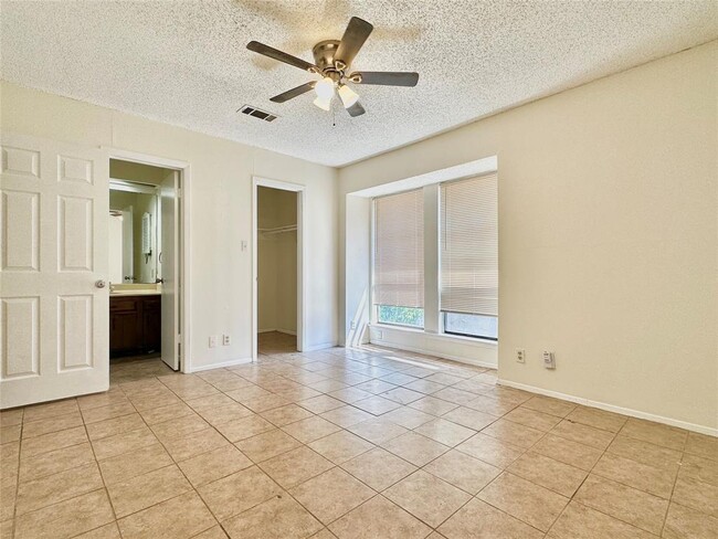 Foto del edificio - 1701 Timber Ridge Dr