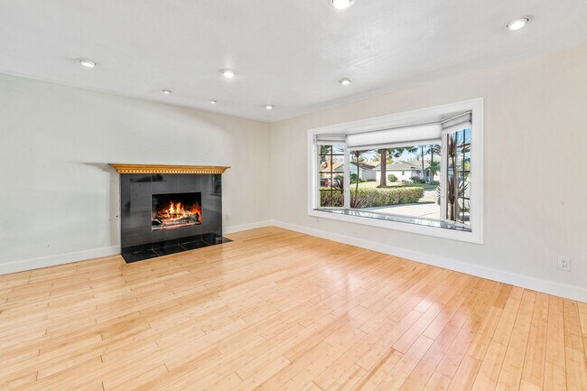 Foto del edificio - Charming 3-Bedroom, 2-Bathroom Home in Prime North Huntington Beach Location
