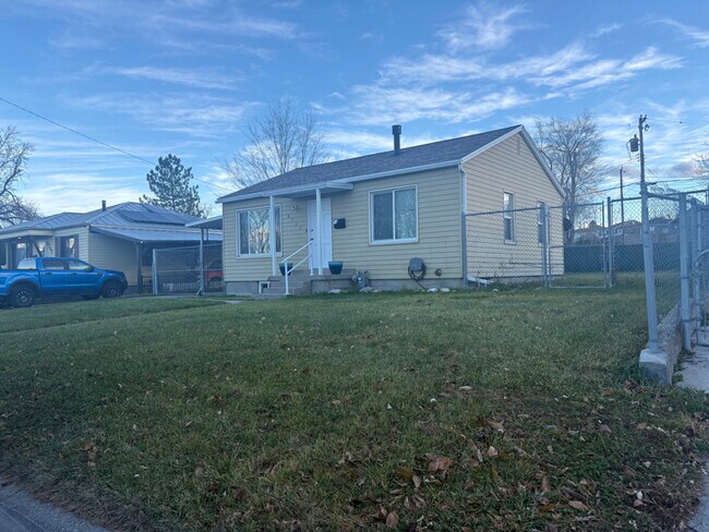 Foto del edificio - 8757 W Helen Dr