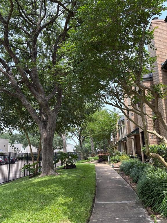 Foto del edificio - 17804 Kings Park Ln