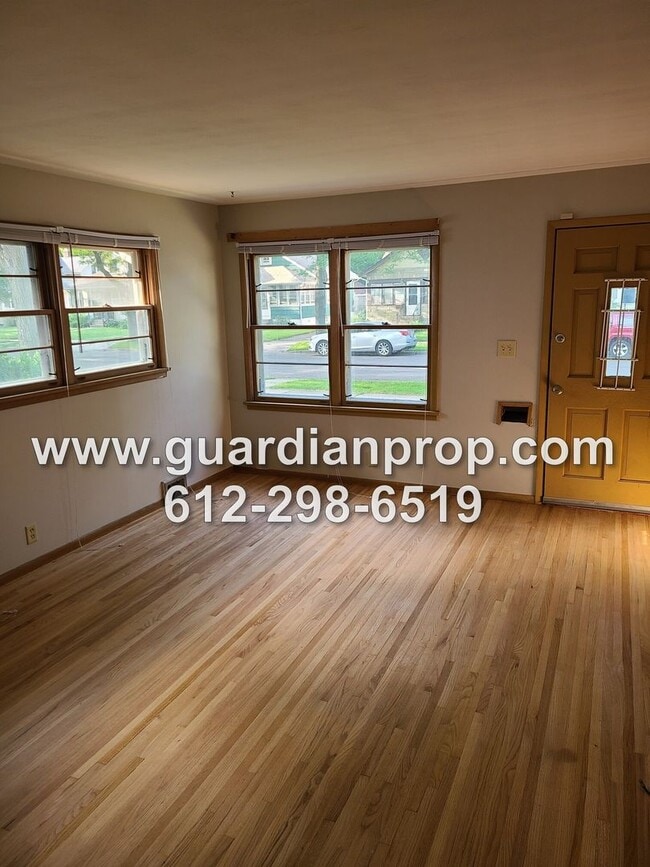 Building Photo - Updated House Near Hamline Available Septe...