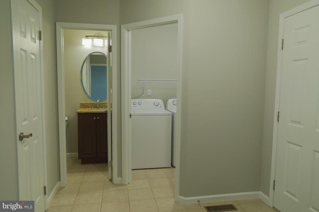 Building Photo - 921 Samantha Cir
