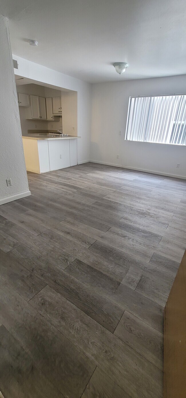 Building Photo - 3044 Leeward Ave