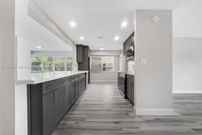 Foto del edificio - 3303 NW 37th Ave