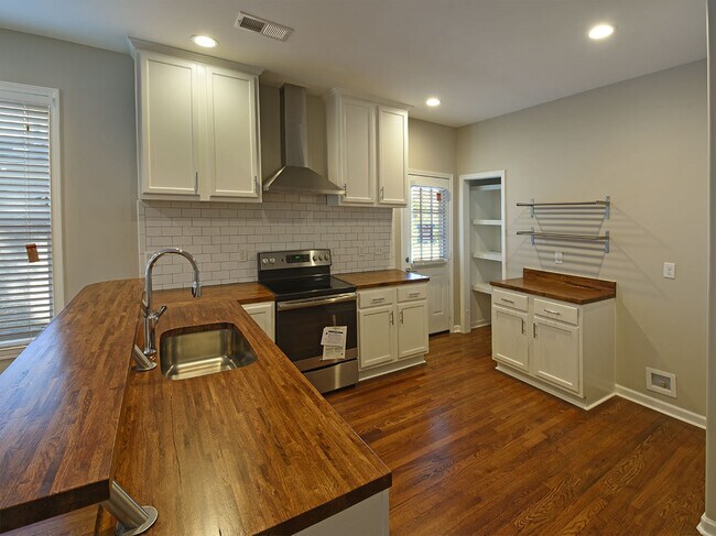 Foto del edificio - 1 Bedroom, 1 Bathroom Duplex Near Stone Wall and N Avalon