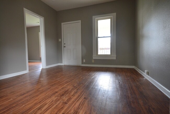 Building Photo - Charming, Cozy & Full of Character!