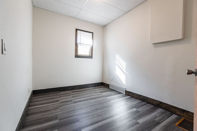 Building Photo - House w/ Yard and Garage