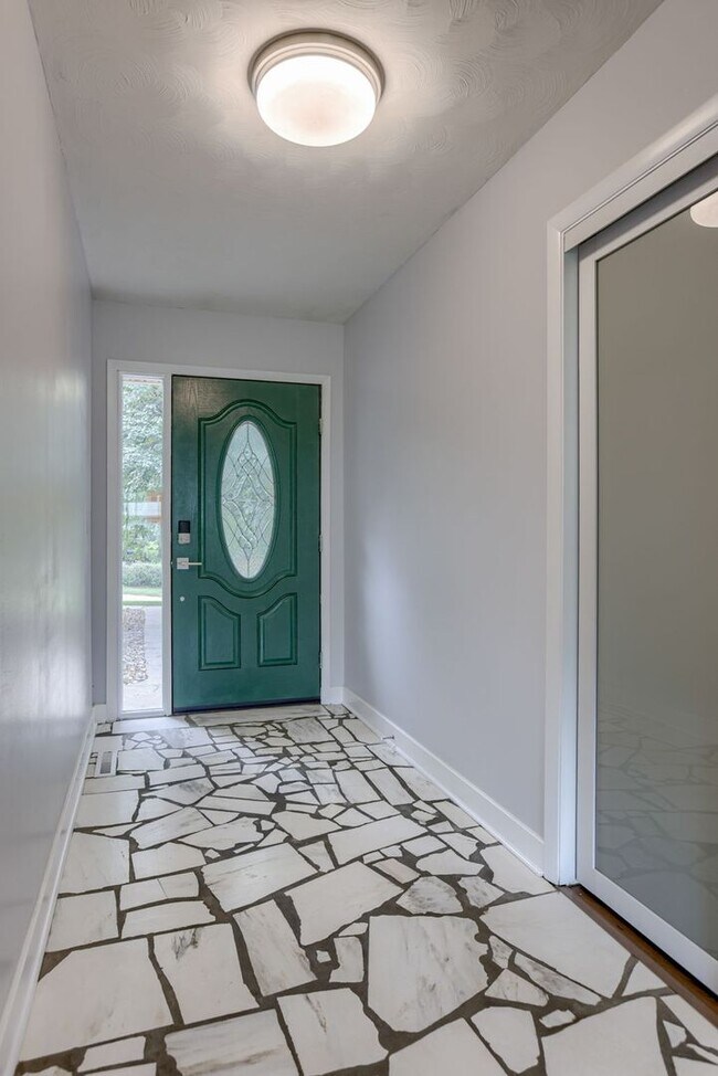 Building Photo - Great Bellevue Home With Tons Of Space!!