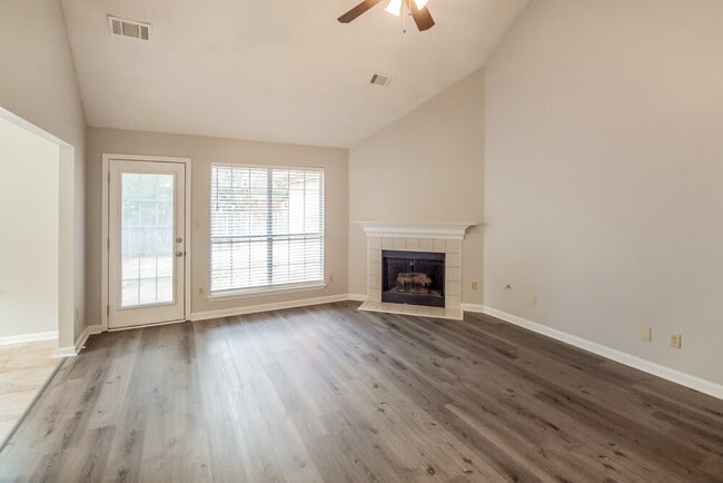 Foto del edificio - 9060 Weeping Cherry Ln