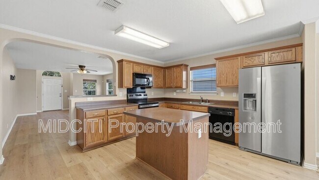 Building Photo - 2432 Medina Dr