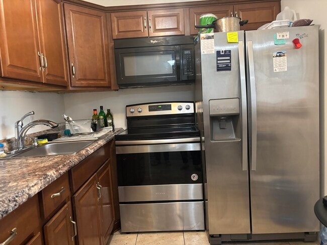 Building Photo - 106 Windsor E