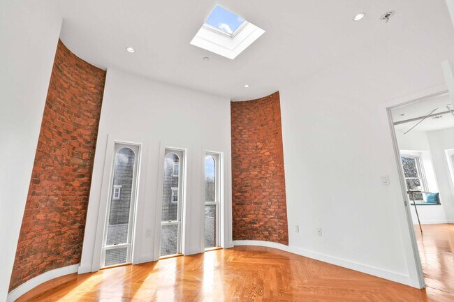 Building Photo - Serene and Bright ,Well-Appointed  1 bedroom -  Historic Crown Heights North