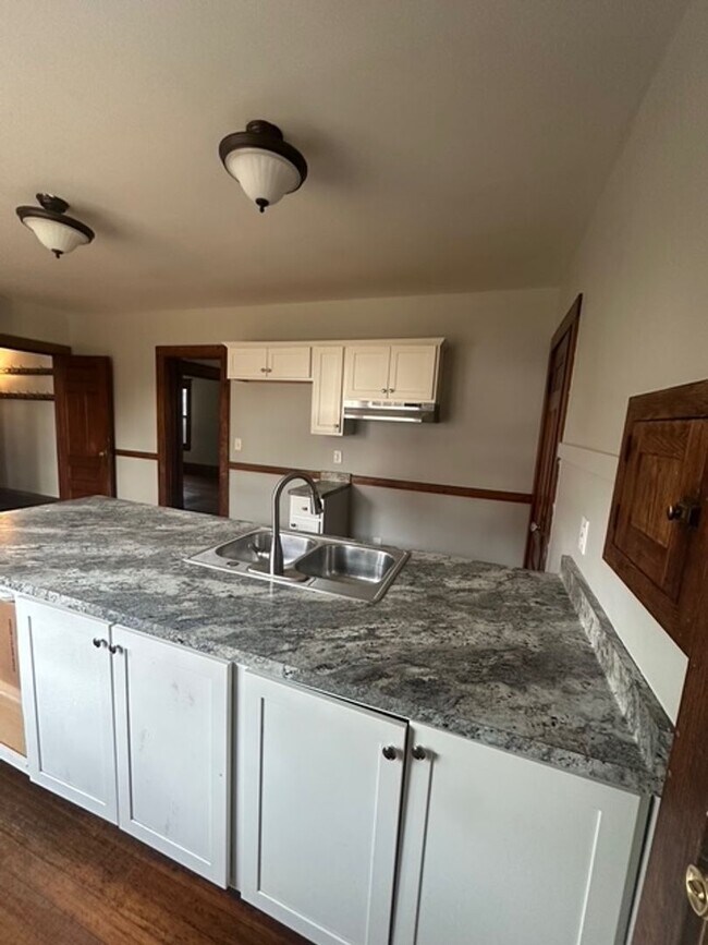 Foto del edificio - Spacious Single Family 4-Bedroom 1.5-Bath Home For Rent