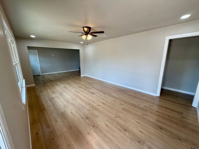 Foto del edificio - 519 E 56th St