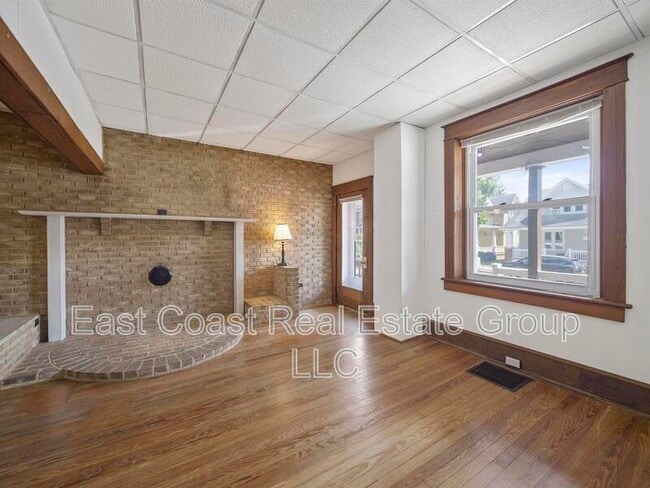 Foto del edificio - 827 Mulberry Ave