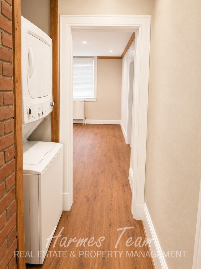 Building Photo - Upper-Level One-of-a-Kind 2 Bedroom 1 Bathroom Apartment