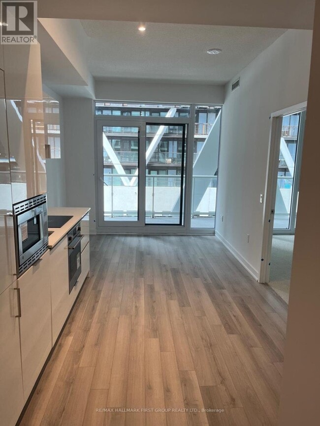 Building Photo - 230 Simcoe St