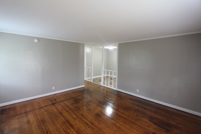 Building Photo - New On The Market!  3 Bedroom 1 Bath + Lar...
