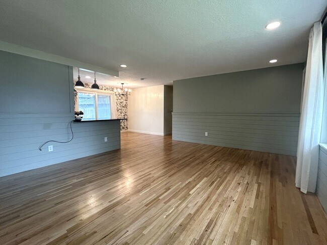 Foto del edificio - Classic Ranch Style home with 2 Bed 1.5 Bath and Large Backyard!