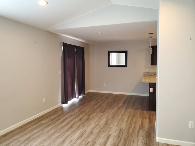 Building Photo - 645 W Holiday Dr