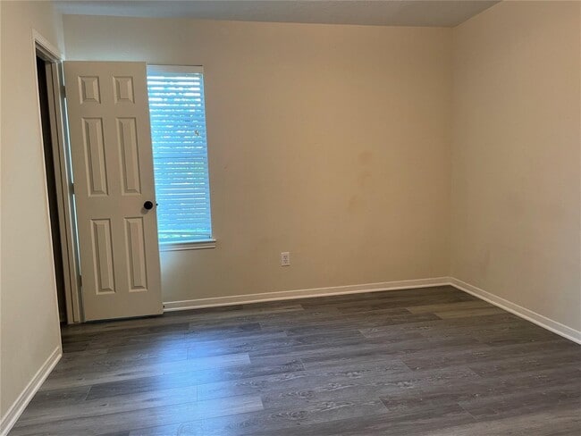 Building Photo - 2115 Hollyfield Ln