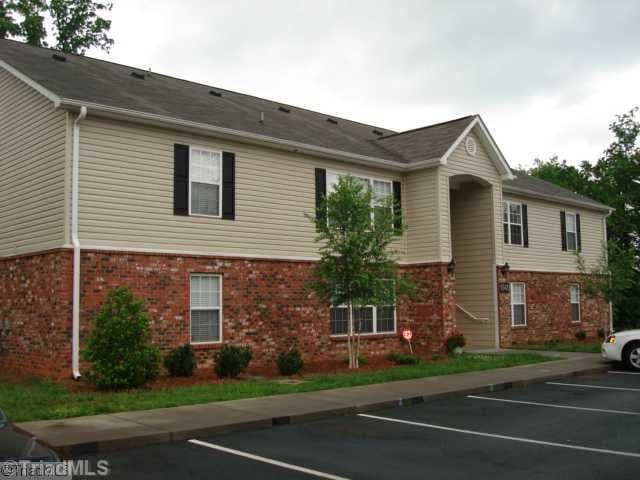 Building Photo - 1920 Crest Hollow Dr