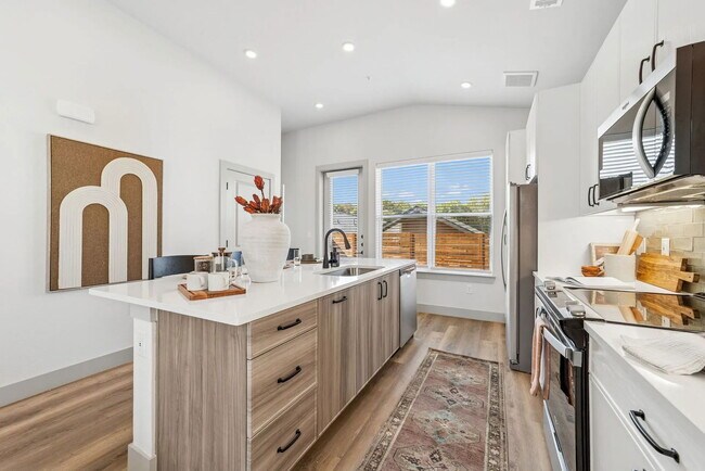 Building Photo - 4505 Bluebonnet Ln