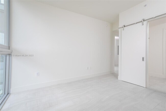 Foto del edificio - 2000 Metropica Wy