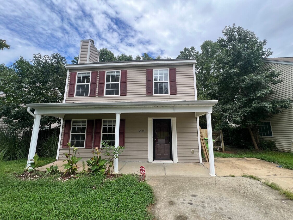 Foto principal - Cozy 3BD, 2.5BA Raleigh Home with a Fenced...