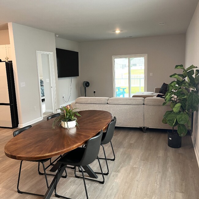 Foto del edificio - 8160 Forest Edge Dr