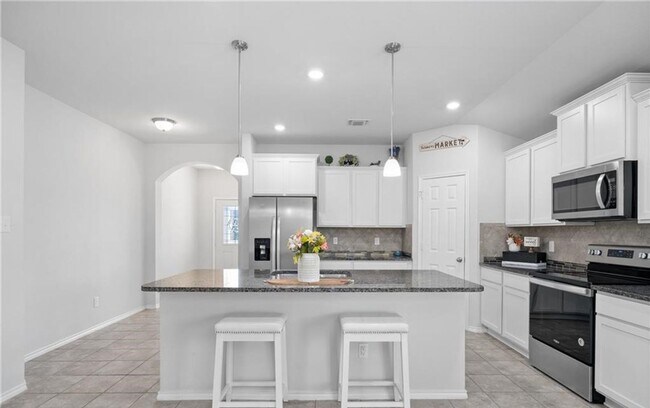 Foto del edificio - 4 bedroom 2 bathroom home!
