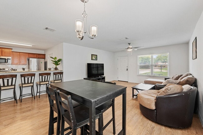 Building Photo - 404 Sloan St