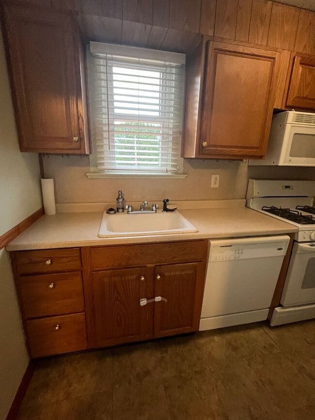 Foto del edificio - 2 Bedroom Single Family Home, Amazing views from deck, spacious backyard, pet friendly