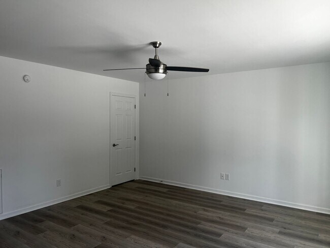 Foto del edificio - 723 Burks Hill Rd