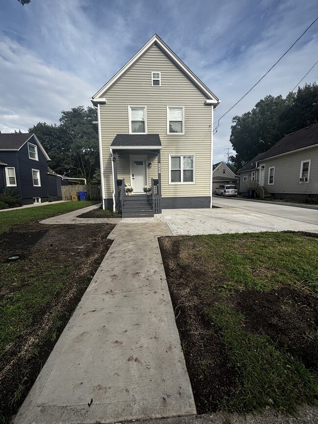 Building Photo - 5807 20th Ave