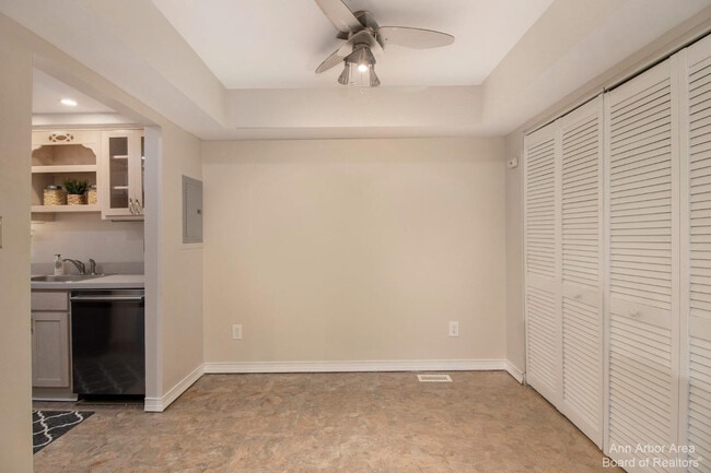 Building Photo - 555 Longshore Dr