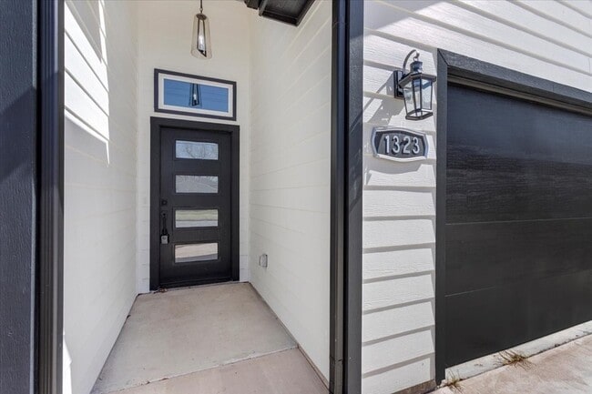 Building Photo - 1323 S Montgomery St