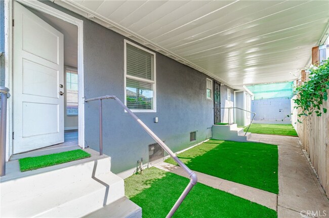 Building Photo - 948 N Ditman Ave